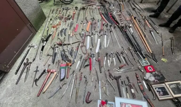 Rettungseinsatz enthüllt Nazi-Material und Waffenarsenal bei 82-Jährigem