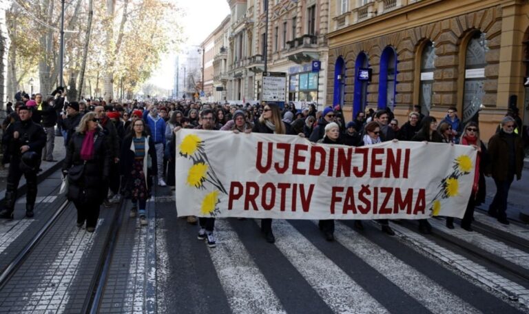 Kroatien-Proteste: „Faschisten sind Parasiten“ – Tausende protestieren, Rechte attackieren mit Fackeln