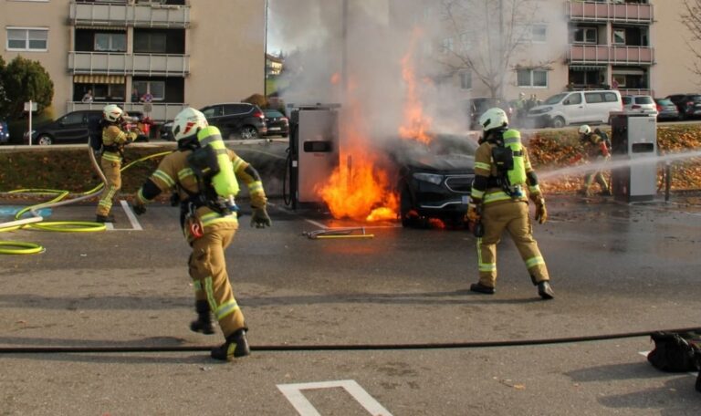 Inferno am Hofer-Parkplatz: E-Auto explodiert während Ladevorgang (FOTOS)