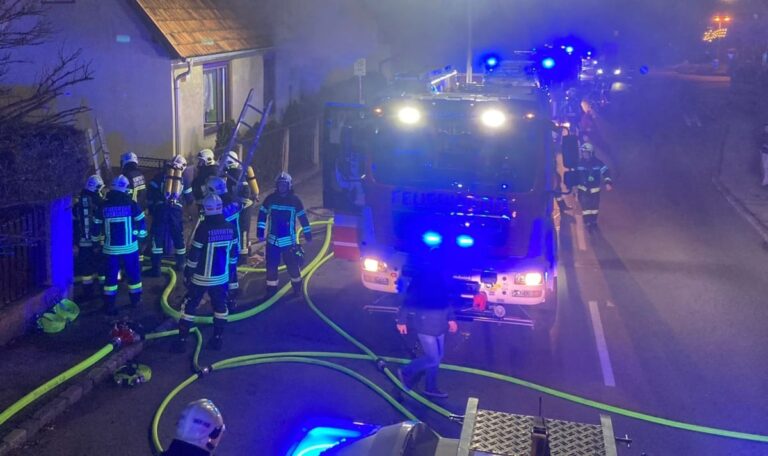 Großes Glück“: Nachbarn retten Seniorin aus brennendem Haus (FOTOS)