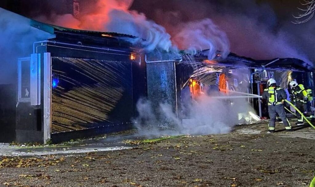 Berufsfeuerwehr Wien Brand Flammen Favoriten