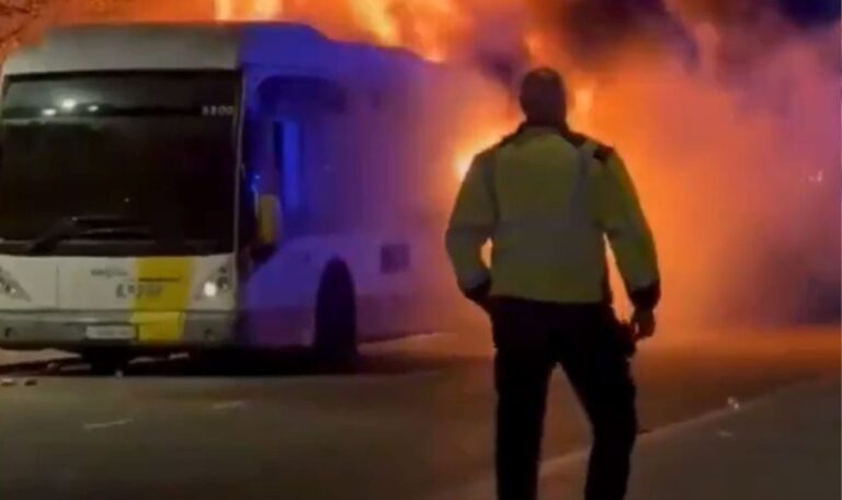 Pyro-Chaos: Barca-Fan fackelt Mannschaftsbus komplett ab