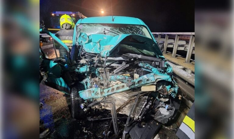 A2 stundenlang lahmgelegt: PKW-Lenker rast in LKW