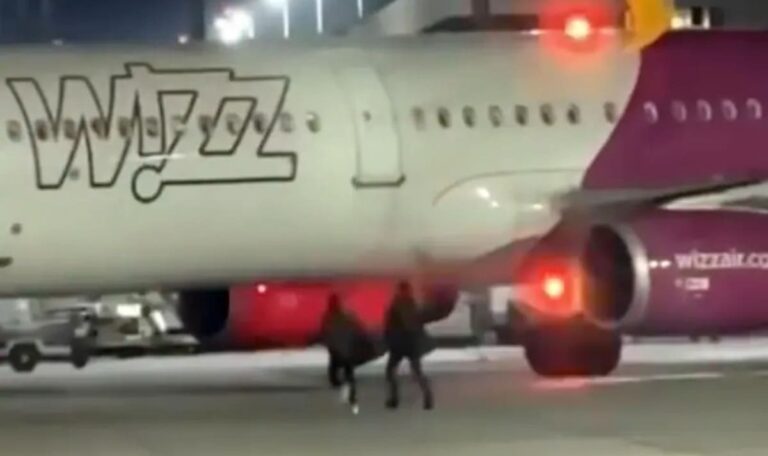 Männer laufen verpasstem Flieger am Rollfeld hinterher (VIDEO)