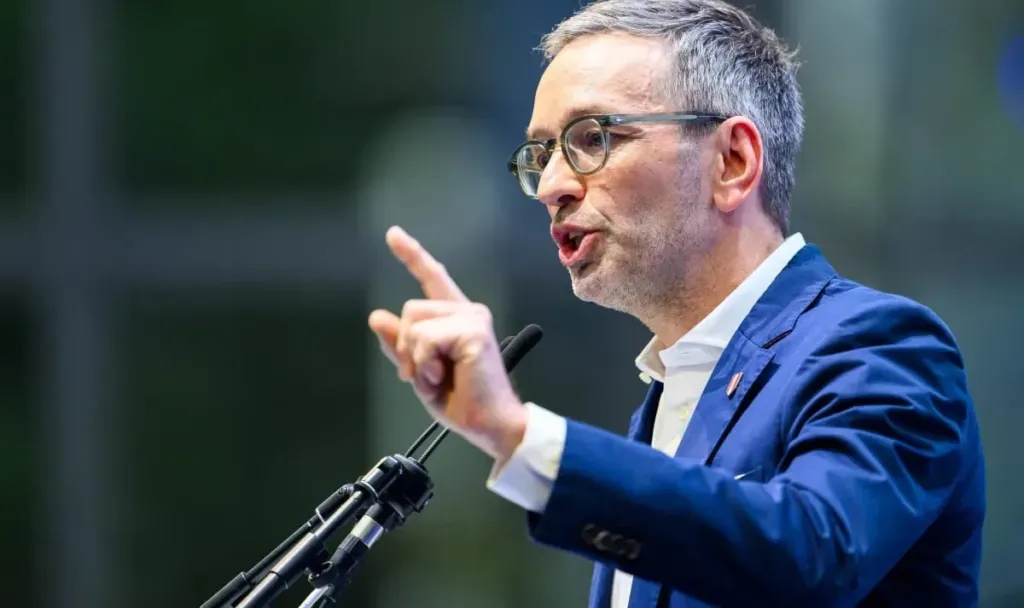 „Räumen Sie das Feld!“: Kickls Frontalangriff auf die Koalition scheitert