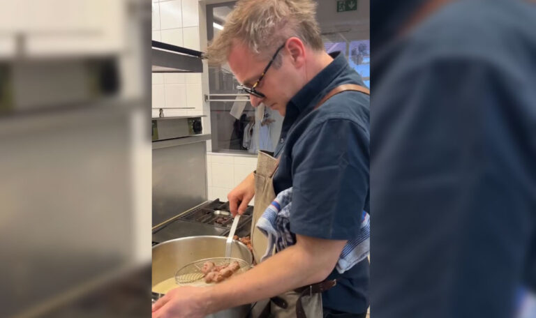 Balkan-User rasten aus: Max Stiegl erfindet Cevapcici neu – mit Butter!