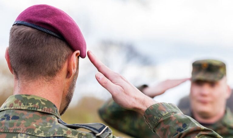 Krieg vor der Haustür: EU-Land startet Militär-Training für alle Bürger