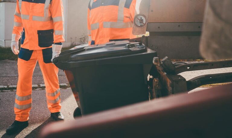 Tödliche Müllabfuhr: Mitarbeiter gerät unter Müllwagen und stirbt