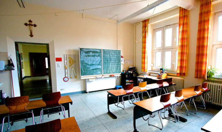 Direktor schlägt Alarm: Streit um Religion – Kreuze in Schulklassen beschädigt