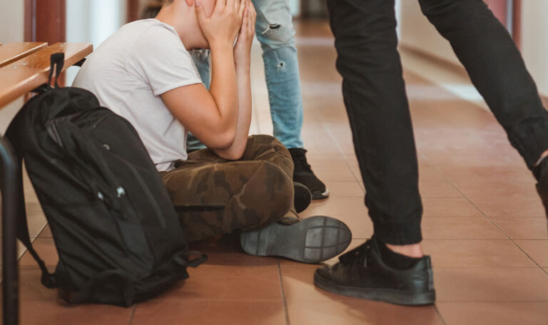 Mitschüler entführen, quälen und werfen Teenager in den Fluss!