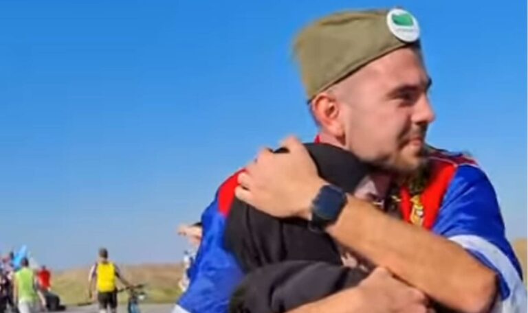 Muslimin mit Kopftuch nach Foto mit Serben bedroht (FOTO)