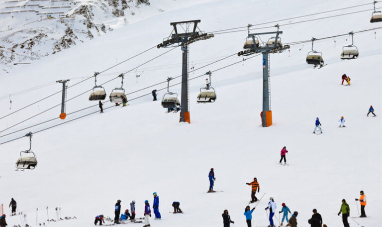Hohe Strafen: Beliebtes Ski-Gebiet verhängt Alkoholverbot