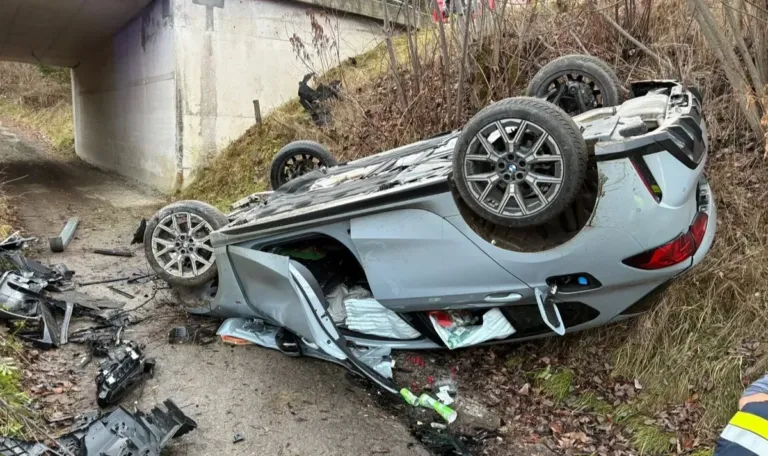 Autofahrer stürzt mit Auto fünf Meter in die Tiefe – kopfüber eingeklemmt