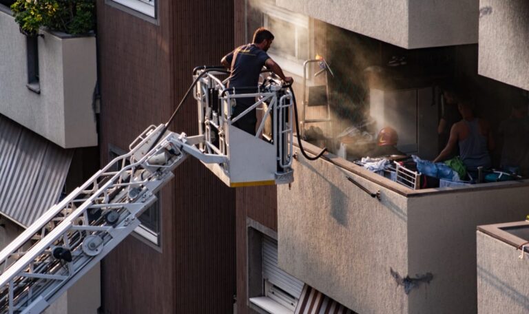 Während Balkon brennt: Pensionistin schlummert tief – Rettung in letzter Minute