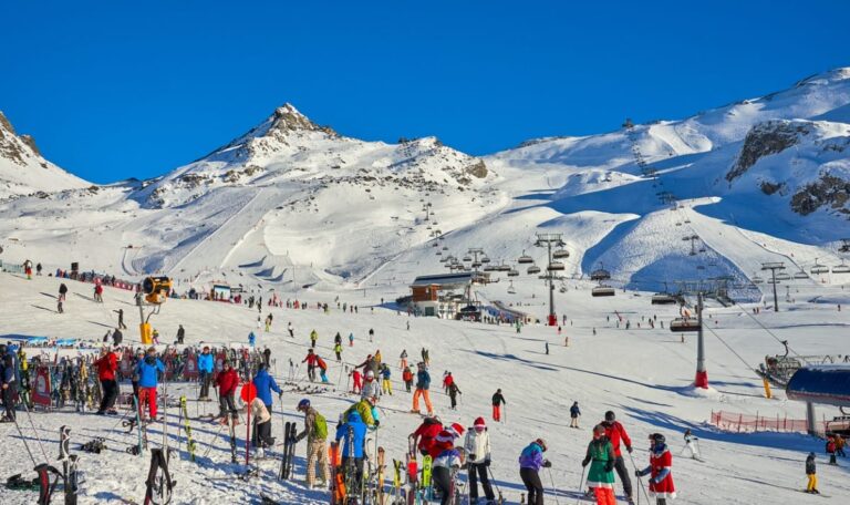 Alpen-Frust: Hier warten Skifahrer am längsten für überteuerte Pisten