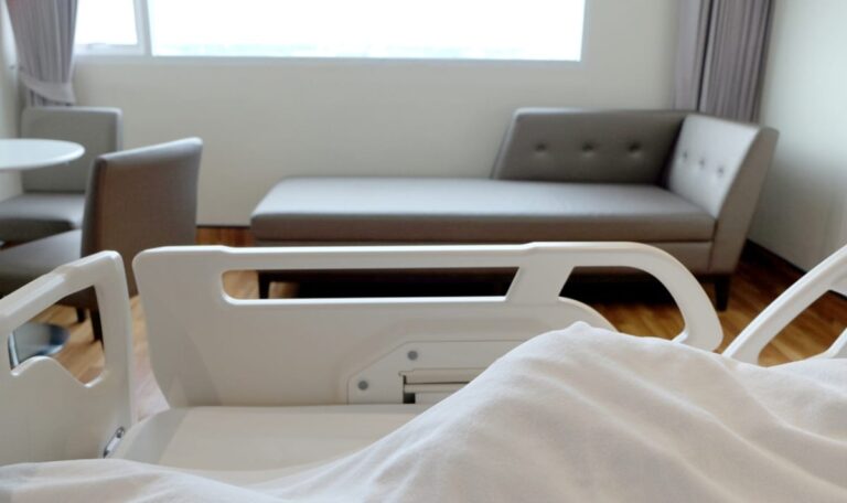 Patientenanwalt schlägt Alarm: Demente (89) alleine nach Hause geschickt