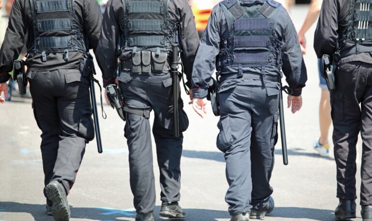 Rund 50 vermummte Jugendliche auf E-Scootern lösen Polizeieinsatz aus