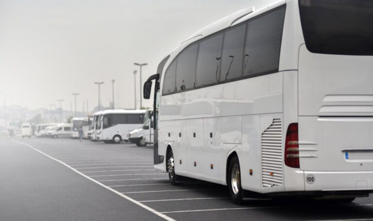 Bei Busreise verschwunden: 75-Jähriger löst Großeinsatz aus – dann die Wende