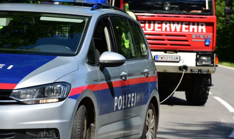 Überhöhte Geschwindigkeit: 19-Jährige rast ungebremst in Reisebus