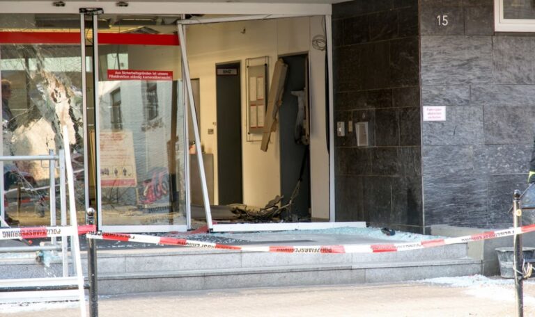 Explosion erschüttert Dorf – Bankomat-Sprenger fliehen ohne Beute