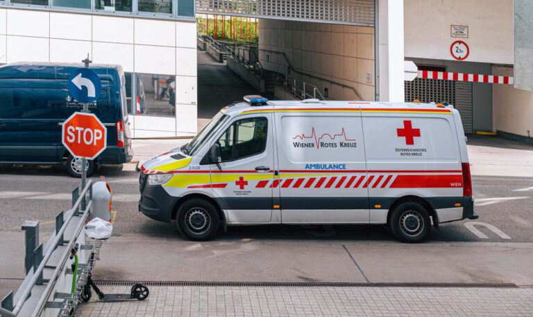 Schockmoment am Morgen: Bub (6) fällt vor Augen des Zeugen aus Fenster