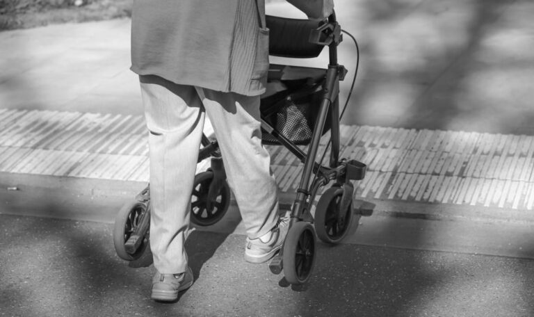 Seniorin mit Rollator von Auto erfasst: 83-Jährige stirbt vor Augen dreier Kinder