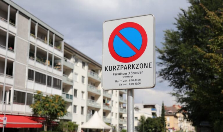 Parkkampf in Wien: Neos und Grüne gegen Gratis-Parken am Samstag