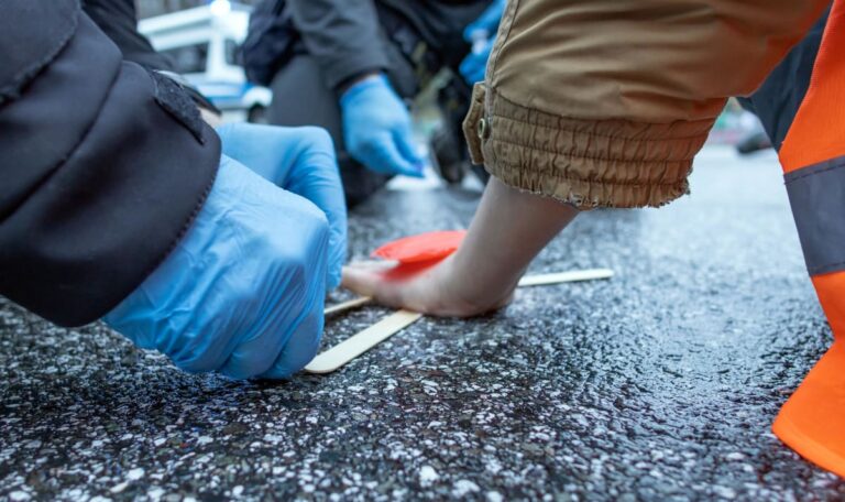 Klimakleber vor Gericht – 25.000 Euro Schaden nach A2-Chaos