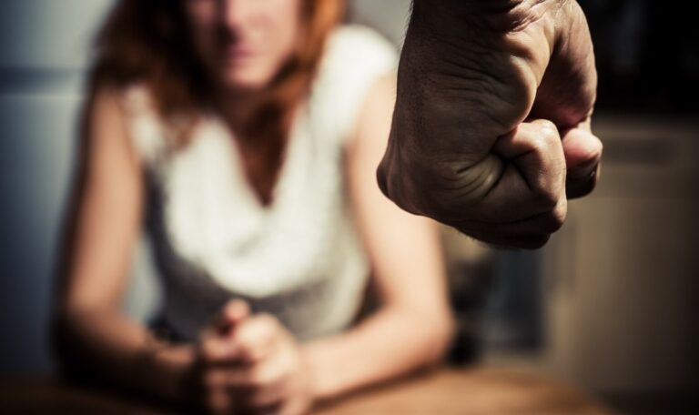Wenn du die Polizei rufst, bist du tot“ – Freundin wird zur Retterin
