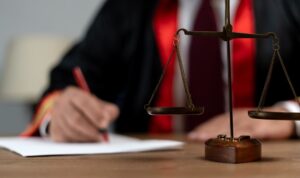 ,,Stimmen“ als Tatmotiv: Mutter tötet Sohn – Geschworene urteilen einstimmig