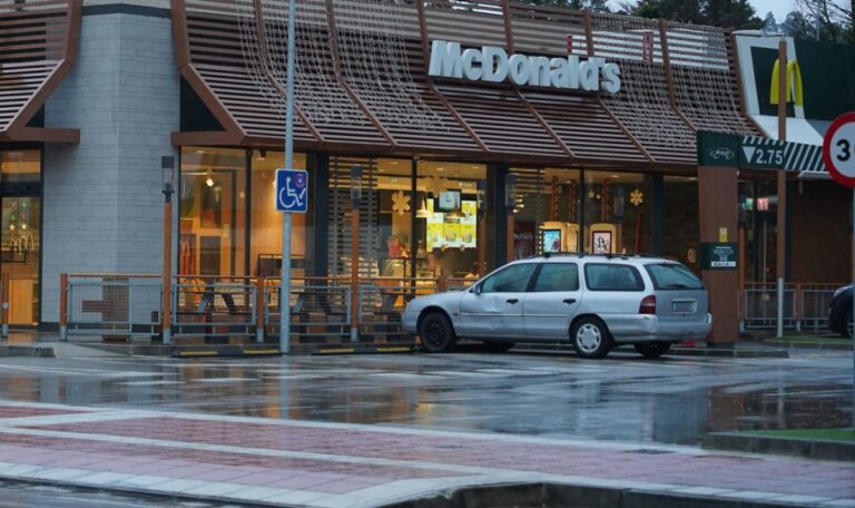 Happy Meal-Horror: 2-Jähriger trinkt Desinfektionsmittel statt Wasser
