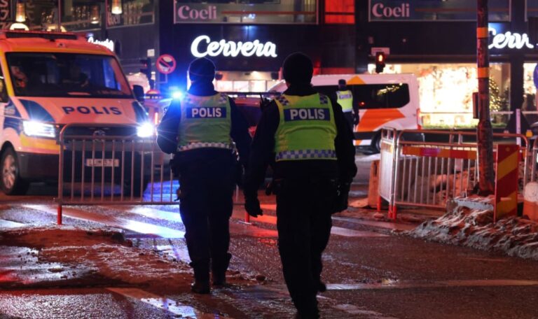 Stockholm unter Schock: Doppeldecker rast in Menschenmenge