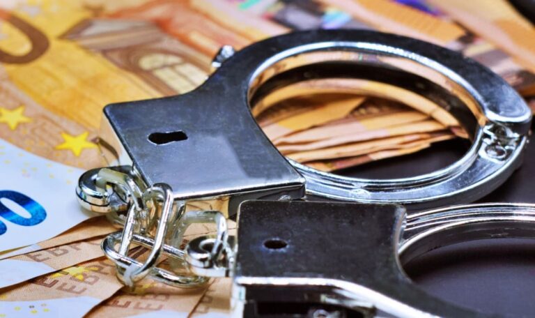 Millionen-Betrug aufgeflogen: Bank-Angestellte kassierten für falsche Kredite