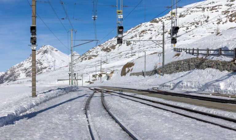 Tödliche Glätte: 79-Jähriger stürzt vor einfahrenden Zug