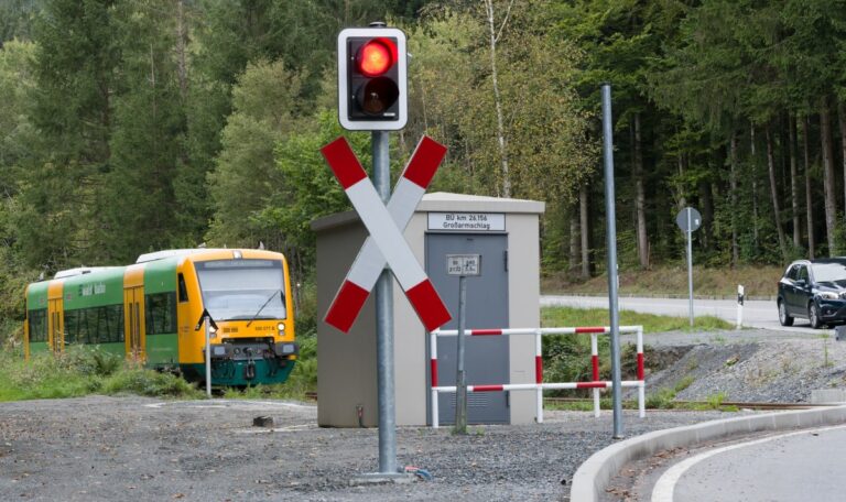 Alkoholisierter Fahrer übersieht Zug – Zusammenstoß an Bahnübergang