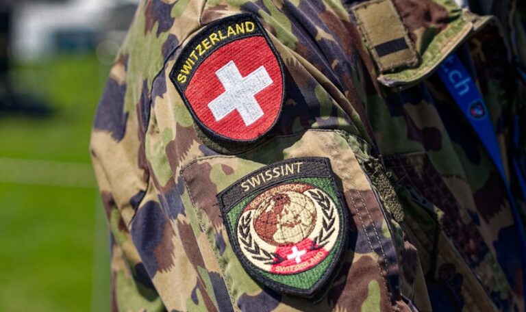 Wehrpflicht für alle? Schweizer Frauen vor historischer Abstimmung