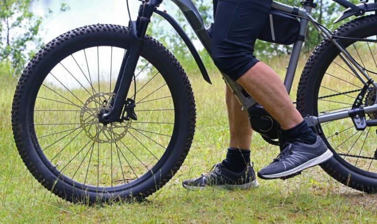 E-Biker rammt 74-Jährigen – Flucht nach Kopfverletzung