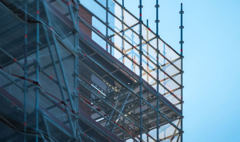 Drama auf Baustelle: 60-Jähriger kollabiert und stürzt vom Gerüst