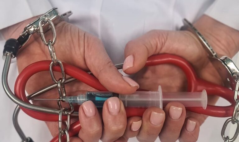 Drogen-Mutter schläft: Zwei Kinder verbrennen – Bewährungsstrafe