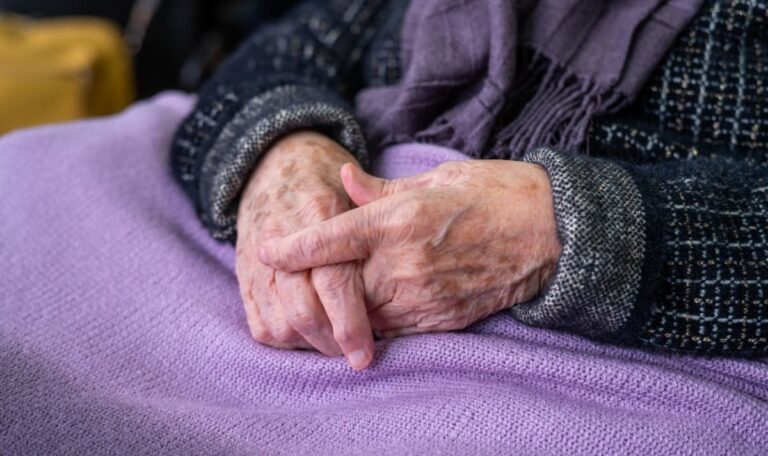 Falsche Liebe, echte Tränen: Betrüger lockt 76-Jährige in Nockis-Stars Haus