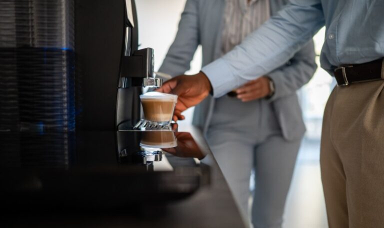 Tropfen im Kaffee: Ministeriums-Mitarbeiter vergiftete Bewerberinnen