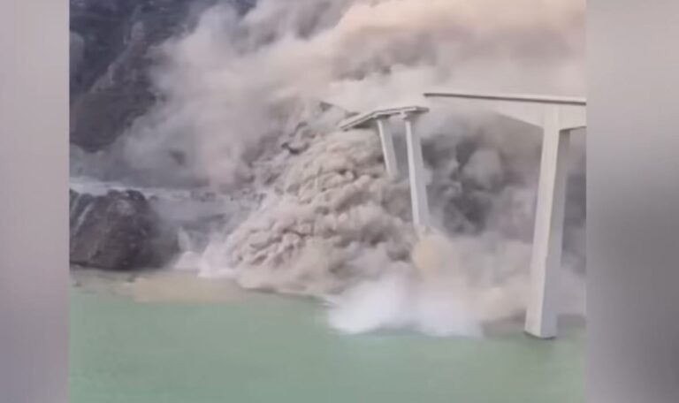 Horror-Einsturz in China: Luxus-Brücke versinkt im Abgrund