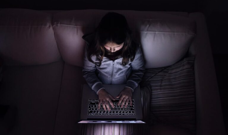 Tödliche Internet-Falle: 13-Jährige tötete Schwester auf Anweisung