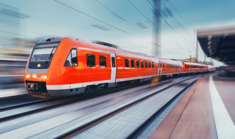 Betrunkener Lokführer rast mit 250 Passagieren durch Station