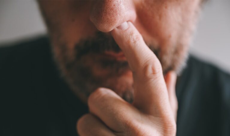 Forscher entdecken Zusammenhang zwischen Nasebohren und Alzheimer