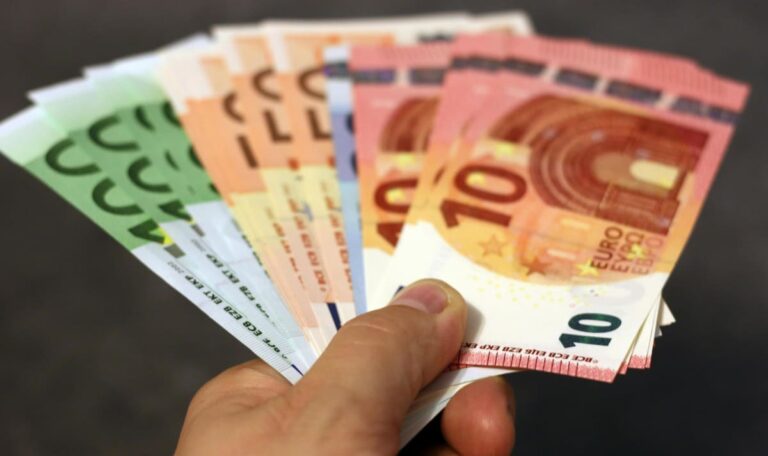 Diese Personen bekommen ab Jänner 2026 mehr Geld!