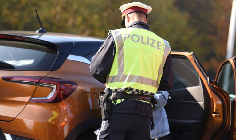Fuhr Schlangenlinien: Lenker versteckt sich bei Polizeikontrolle auf Rückbank
