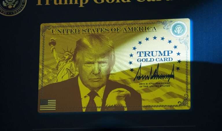 Exklusiver Einwanderungsdeal: Millionäre erhalten Trump-signierte Goldkarte