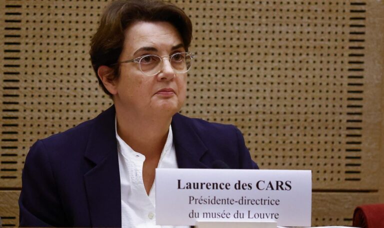Louvre unter Druck: Mitarbeiterproteste zwingen Direktorin vor Senat