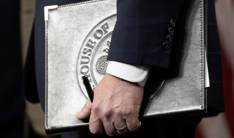 Epstein-Files: Trumps Scheck, Clintons Schoß und tausend Opfer